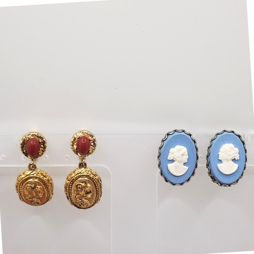 Vintage cameo clip earrings - cameo, on
