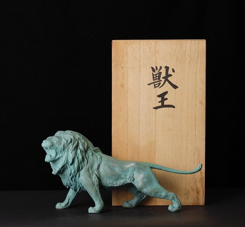Superb bronze lion figure - superb,