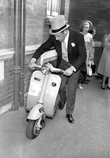 Stirling Moss starts up his