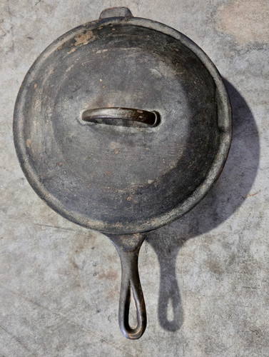 Old cast iron lodge chicken - iron,