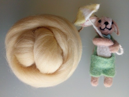 Pale yellow 100 merino - pale, yellow*