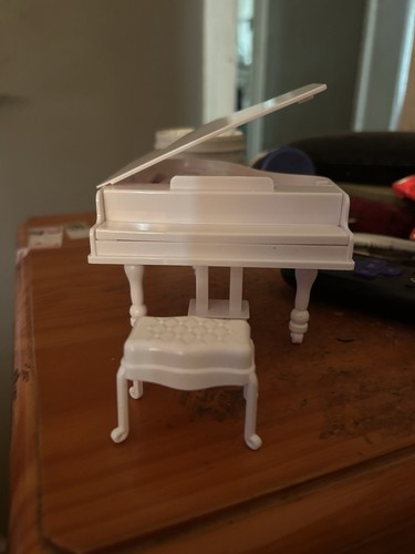 Plastic dolls house piano - 1/12,
