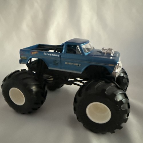 Hot wheels large diecast - hot,