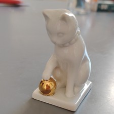 Franklin Mint Curio Cabinet "Blanc de Chine" figurine