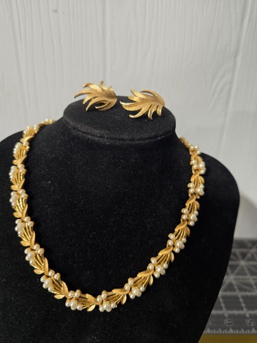 Vtg crown trifari - vtg,