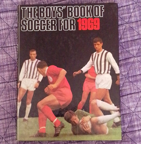 The boys book soccer - book,