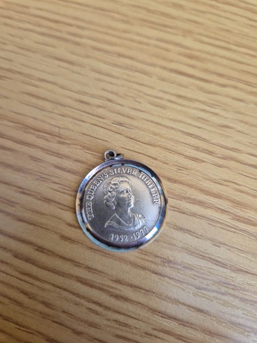 Hallmarked 1977 queen - hallmarked, queen's