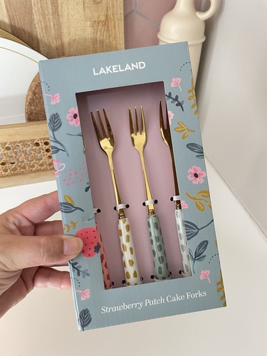 Lakeland strawberry patch cake - lakeland,