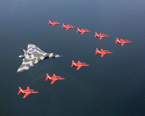 Red arrows vulcan - arrows,