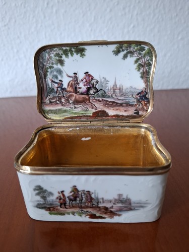 Meissen fine tabatiere with