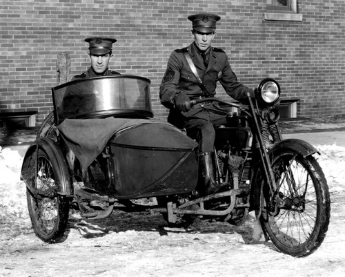 1924 police harley motor - on,