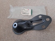 NEW GENUINE JAGUAR XK8 XKR FRONT SUSPENSION CROSSMEMBER MOUNTING BRACKET