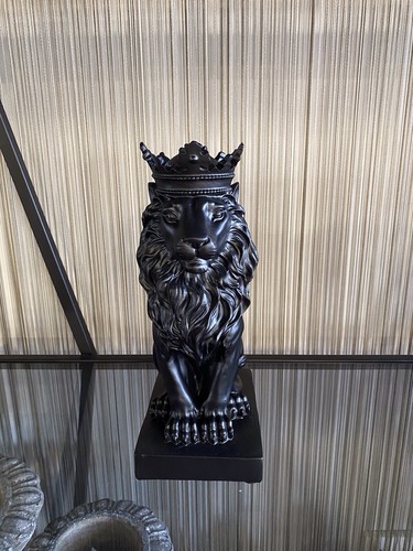 Black sitting lion - black,