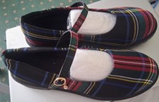 BRAND NEW PLAID LADIES SHOES. SIZE 6. (40).