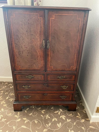 Cabinet queen anne - queen, style