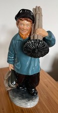 ROYAL DOULTON Figurine HN2205