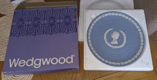 Wedgwood blue and - , queen