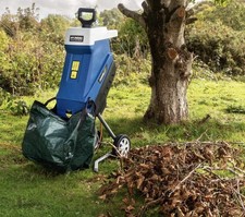 Compact garden shredder to