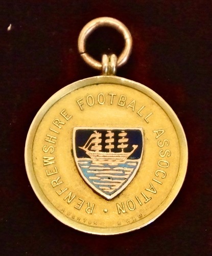 6gm 9ct gold football - 16.6gm,