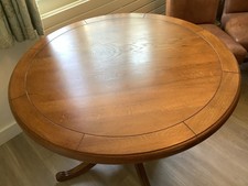Solid Oak Round Table with Four Leather Dining Chairs In Good Condition Collect