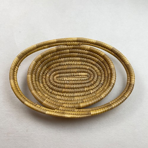 Vtg bahamian oval coiled - vtg,