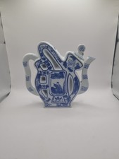 A VINTAGE 8.25" LONG x 7.5"