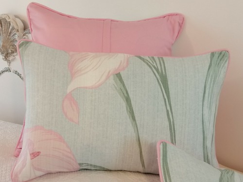 One laura ashley - 12",