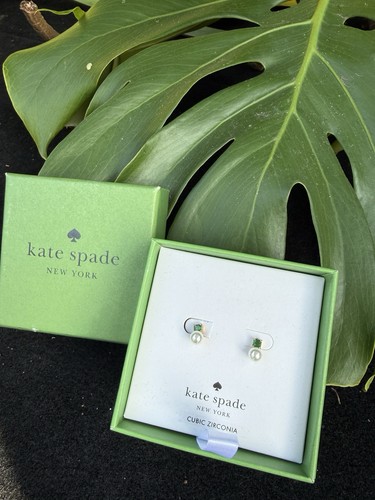Pearl studs small - pearl, chic