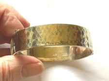  Hallmarked 22ct gold on sterling silver 1967 planished solid bangle VWLQ611-1