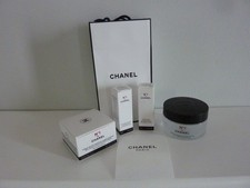 CHANEL No 1 Red Camellia