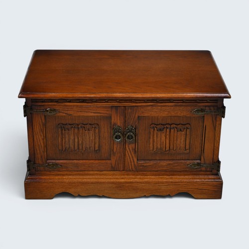 Old charm stand linenfold - charm,
