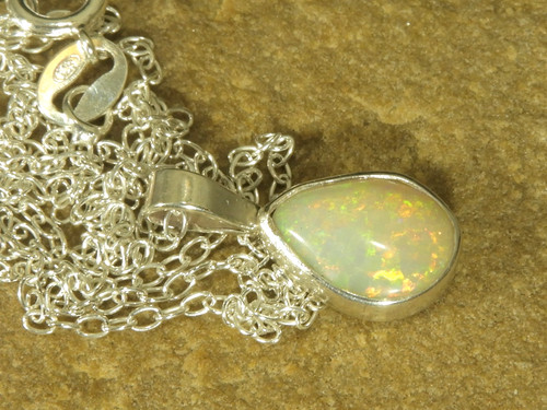 White solid 9ct opal pendant - 0.9ct,