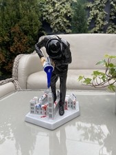 ROYAL DOULTON  NICK WALKER  VANDAL VS PARLIAMENT FIGURE Limited edition 507/1000