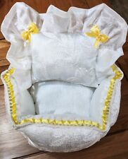 10" DISPLAY CRIB/COT/PROP *WHITE EMBROIDERED SATIN/YELLOW FRILL*