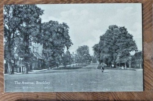 Postcard brackley the avenue - brackley,