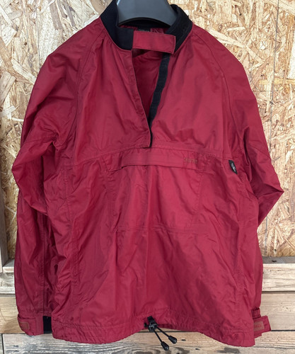 Centre palm red - by,