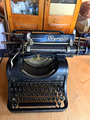Olympia model vintage - model,