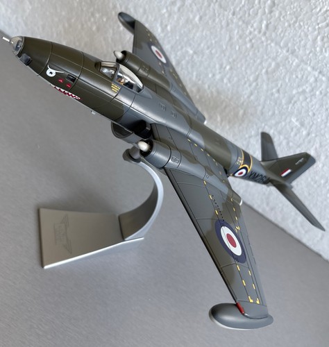 Corgi canberra b18 - canberra, 16