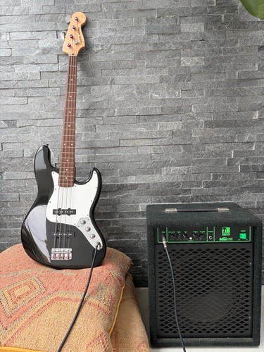 Squier fender bass guitar - fender,