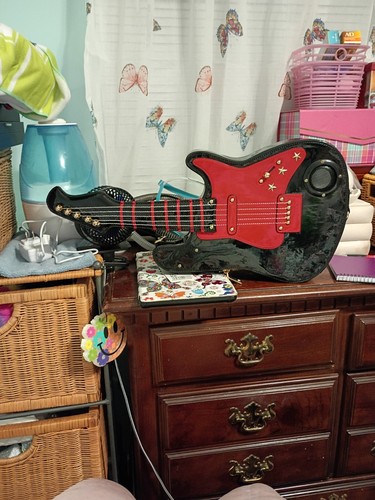 Crossbody bag with guitar