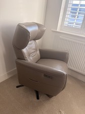 Electric Leather Recliner Armchair – Modern Design – Excellent Condition