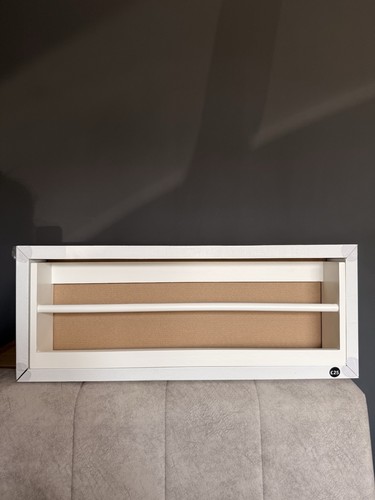 Bnib next white small wall - bnib,