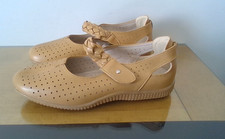 cushion walk shoes size 7 tan
