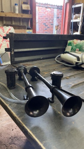 Air horns with - 2, compressors