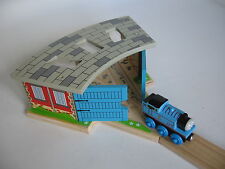 ENGINE SHED Fits WOODEN TRAIN TRACK with Doors ( fits Brio Thomas )  ~ NEW BOXED