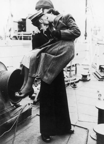 Sailor from hms amethyst - hms, lifts