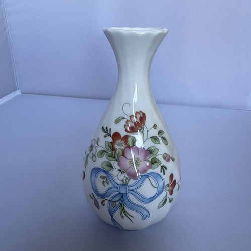 Wedgwood ribbon cascade - wedgwood, bud
