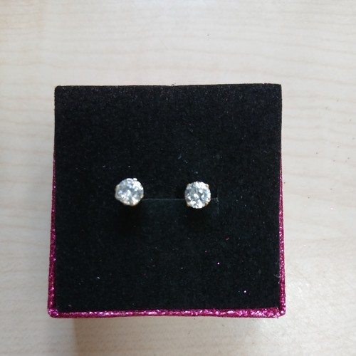 18ct gold qvc stud - 18ct, cz