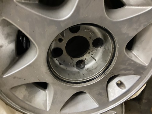 Spoke wheel centre cap - centre,