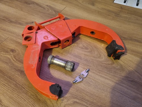 Wheel clamp for trailer